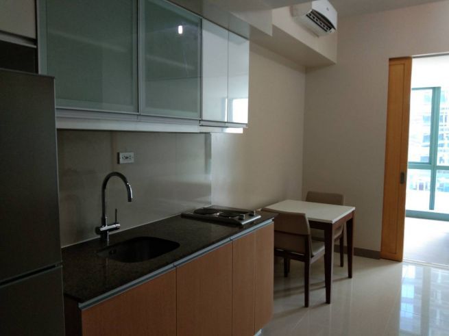 For Rent One Uptown Furnished 1-bedroom condo in Fort Bonifacio04