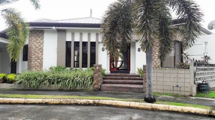 Bungalow House with lap pool for rent - 65K02