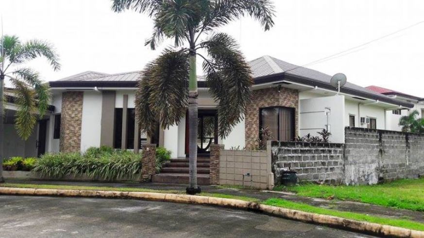 Bungalow House with lap pool for rent - 65K04