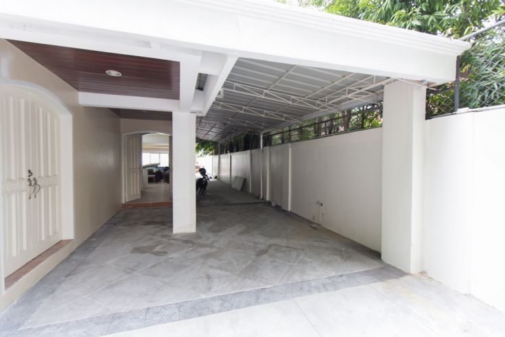 5Br House (Dasmarinas Village)03