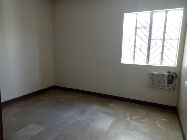 Spacious Modern Bungalow House With 5 Bedrooms and Private Pool For Re04