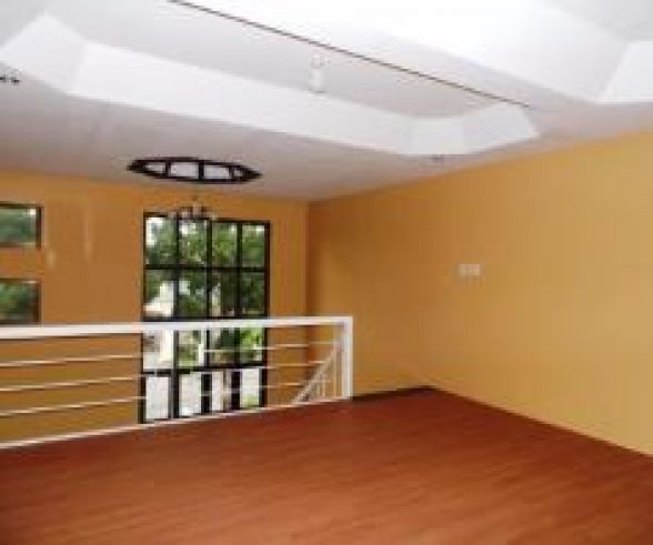 Town House with 4 Bedrooms inside a Secured Subdivision for rent - P3503
