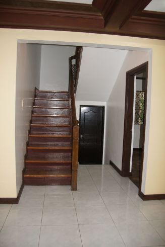 Spacious 5-bedroom Corner House in Commonwealth Quezon City QC03
