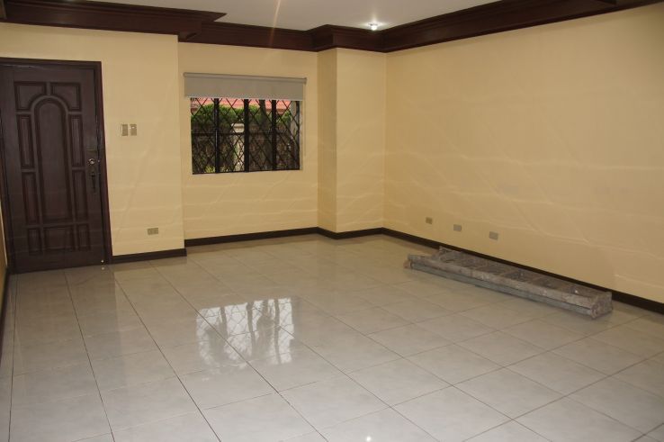 Spacious 5-bedroom Corner House in Commonwealth Quezon City QC04
