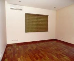 Bungalow House with Spacious square footage and swimming pool For Rent02