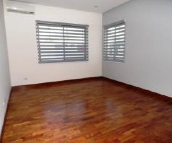 Bungalow House with Spacious square footage and swimming pool For Rent04