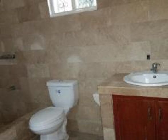 Bungalow House with Spacious yard in Friendship for rent03