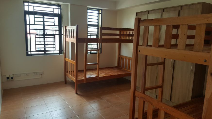 Lady Bedspacer for rent De la Salle Taft03
