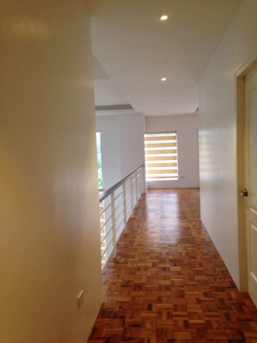 Merville Paranaque Modern House for Rent04