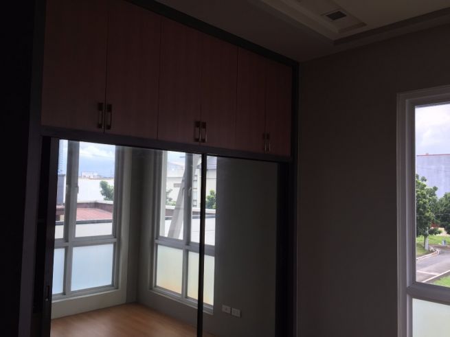 House &amp; Lot in Metropolis Libis QC for Rent04