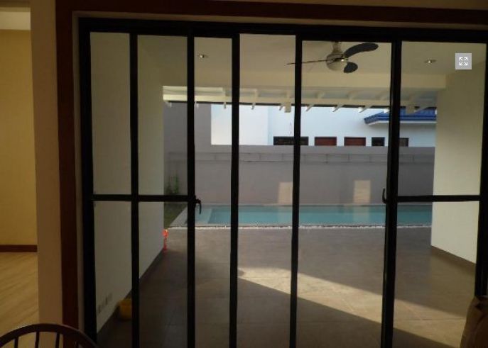 Spacious Bungalow House with Swimming pool for Rent03