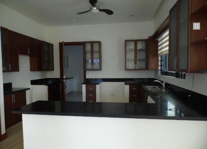 Spacious Bungalow House with Swimming pool for Rent04