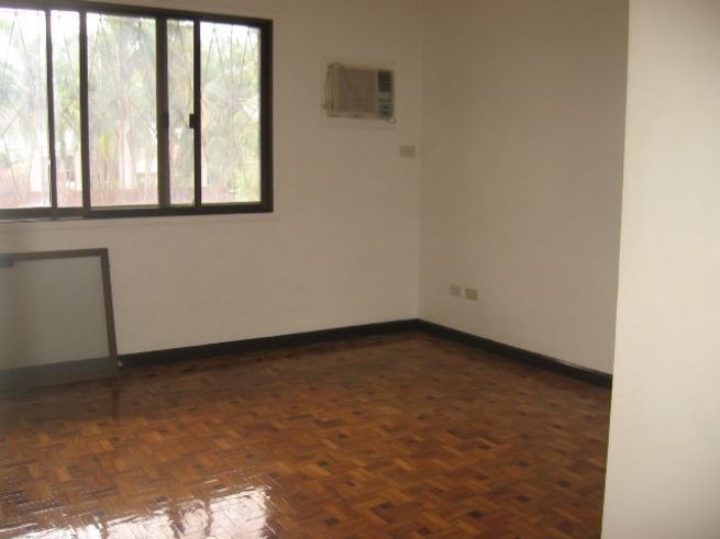 5-Bedroom House in Banilad with Swimming Pool Semi Furnished03