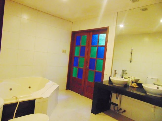 "4 Bedroom Bungalow House with Swimming Pool for Rent in Banilad, Cebu"04