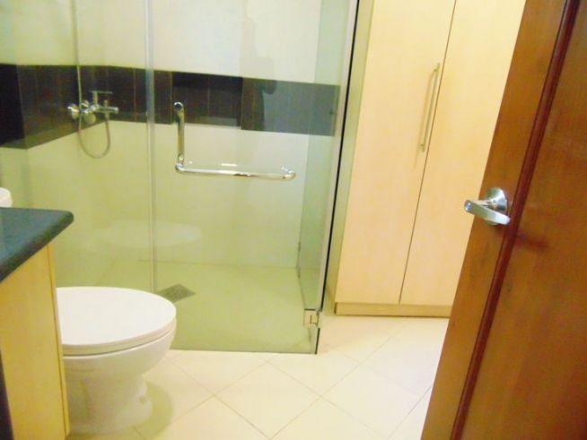 "House for Rent in Banilad, Cebu City 4-Bedrooms unfurnished with air-c"03