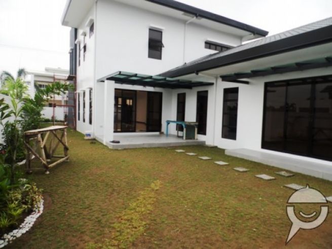 2-Storey w/Pool House &amp; Lot for RENT In Hensonville Angeles City03