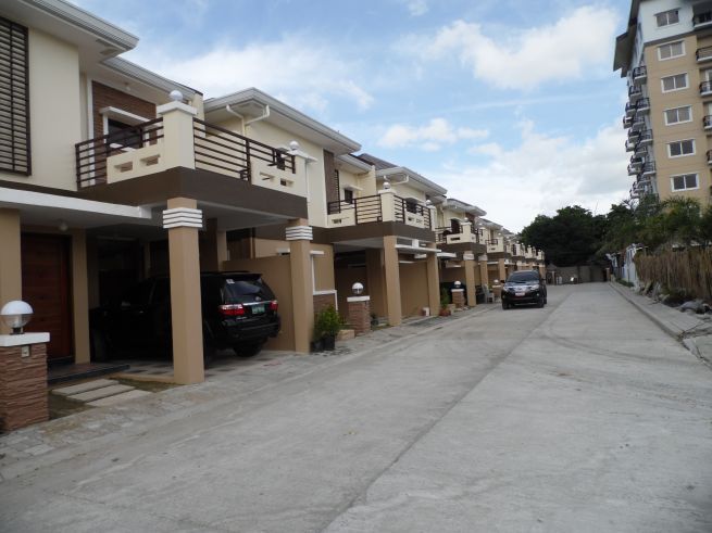 4 BR Townhouse for rent near SM Clark - 45K03