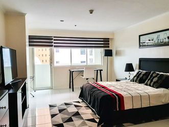 Studio Condo for Rent in Oxford Suites Poblacion Makati RH1800302