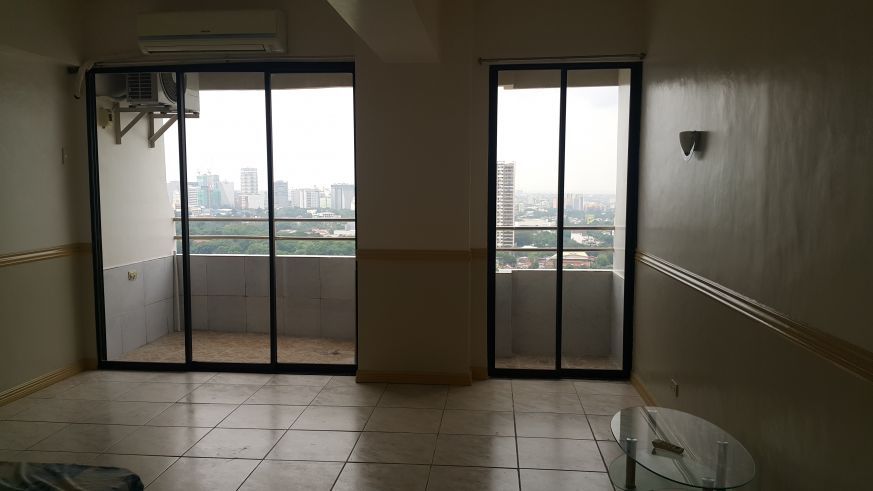 Spacious 1 bedroom condo for rent near Escario and capitol cebu city03