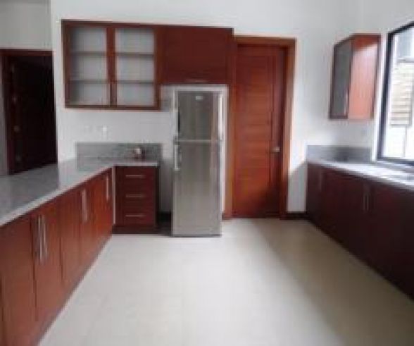 Bungalow House with Swimming Pool for Rent in Angeles City - 100K03