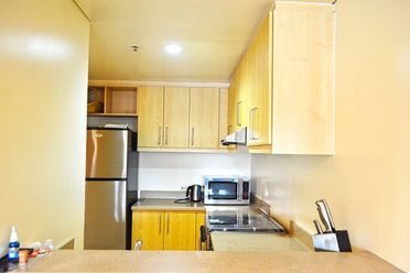 "Manansala Tower - 1 bedroom with den, furnished overlooking the pool"02