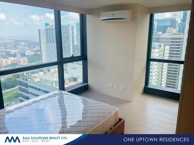 One Uptown Residence BGC 2BR Interior Decorated Fully Furnished For Re03