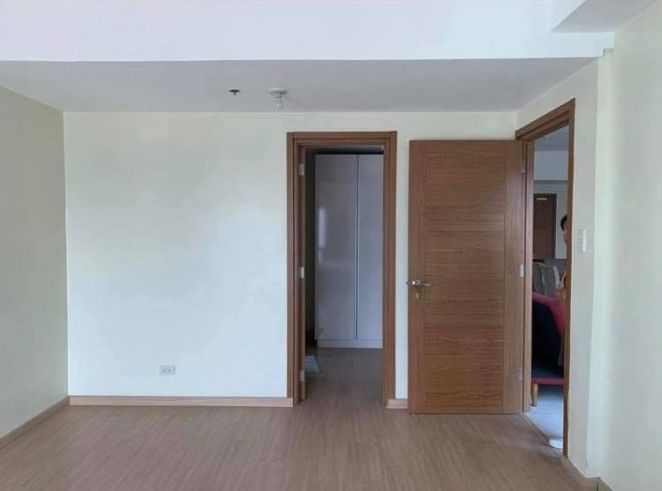 ICON PLAZA BGC (2 Bedroom with balcony &amp; parking)04