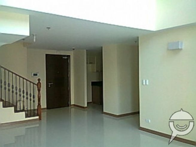 2 Bedroom Penthouse w/ Balcony in BGC (Venice Residences)03