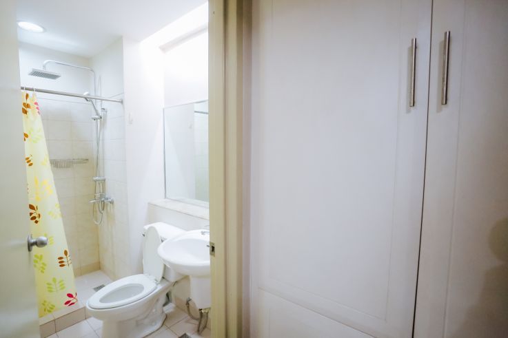 Studio type fully furnished condominium with parking in One Legazpi Pa04