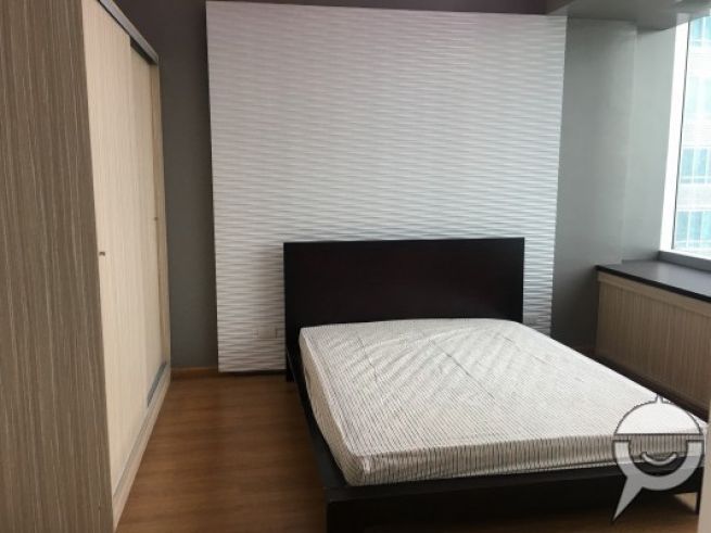 "1 BR luxury, modern apartment overlooking skyline"03