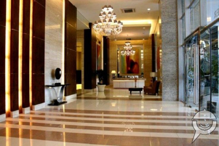 "1 BR luxury, modern apartment overlooking skyline"04