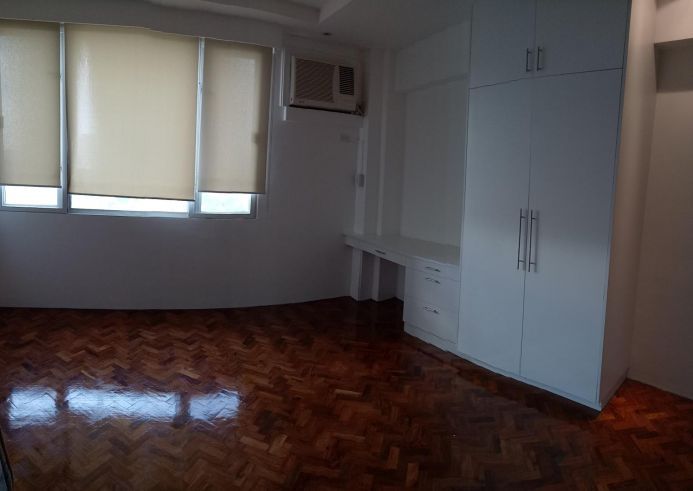 For rent studio semi-furnished with parking in Asia Tower03