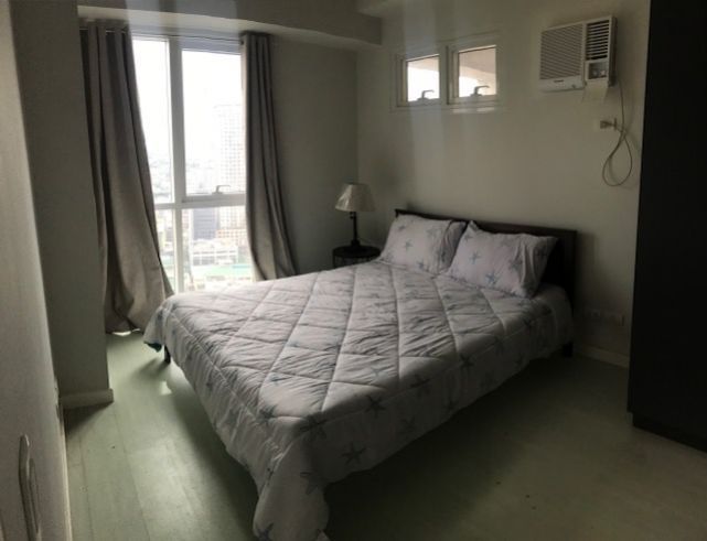 Walk To The Park From This 1 Bedroom For Rent In Senta Makati04
