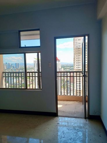 "Unfurnished Studio Unit in Manhattan Parkview, Araneta Center Cubao, Q"03