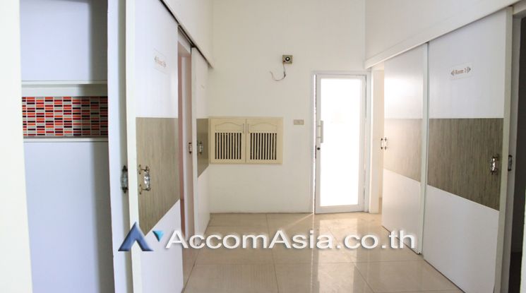 Retail Space for RENT Retail / shophouse For Rent BTS Surasak in Silom03