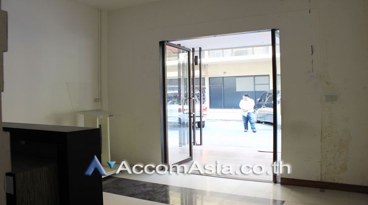 Retail Space for RENT Retail / shophouse For Rent BTS Surasak in Silom04