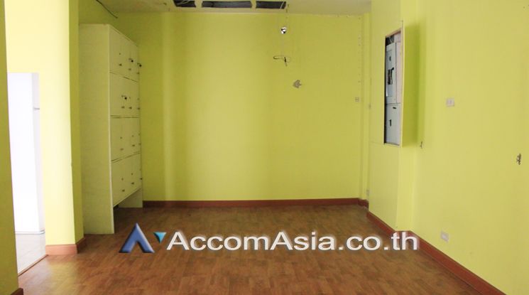 Retail Space for RENT Retail / shophouse For Rent BTS Surasak in Silom05