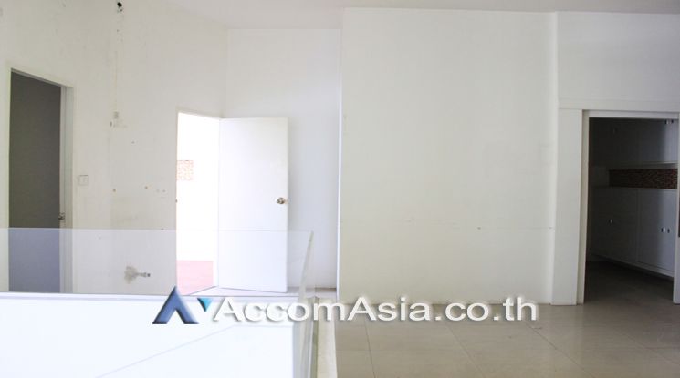 Retail Space for RENT Retail / shophouse For Rent BTS Surasak in Silom06