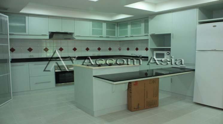 Private Compound - Shared Pool House  4 Bedroom For Rent BTS Ekkamai i03