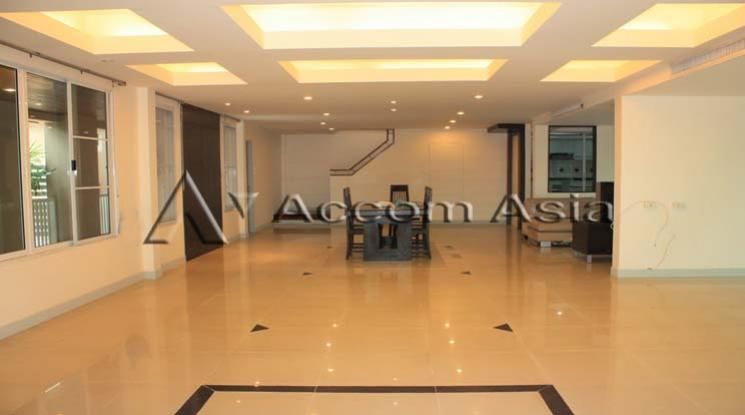 Private Compound - Shared Pool House  4 Bedroom For Rent BTS Ekkamai i04