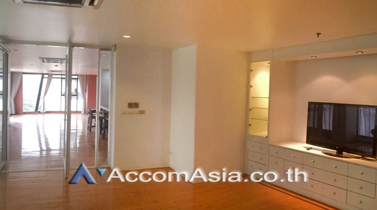 New House Condominium  3 Bedroom For Rent BTS Chitlom in Ploenchit Ban06