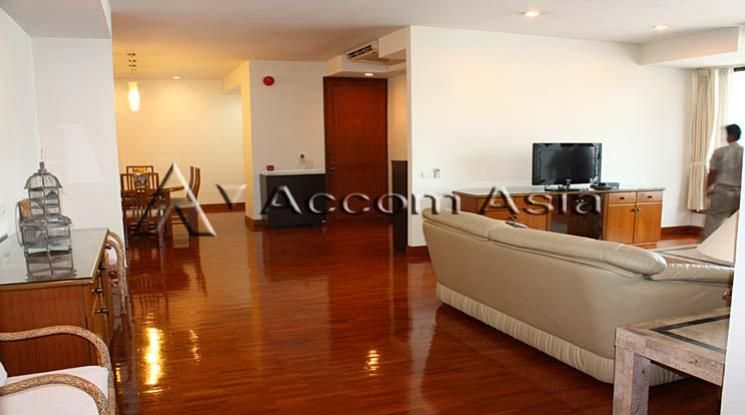 Relaxing Balcony - Walk to BTS Apartment  3 Bedroom For Rent BTS Thong01