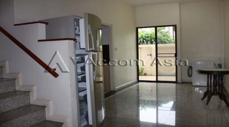 Private Sukhumvit Compond Townhouse  3 Bedroom For Rent BTS Thong Lo i05