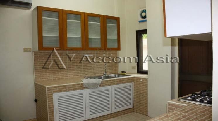 Private Sukhumvit Compond Townhouse  3 Bedroom For Rent BTS Thong Lo i06