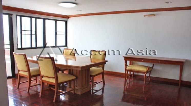 Exudes classic comfort Apartment  2 Bedroom For Rent BTS Phrom Phong i05