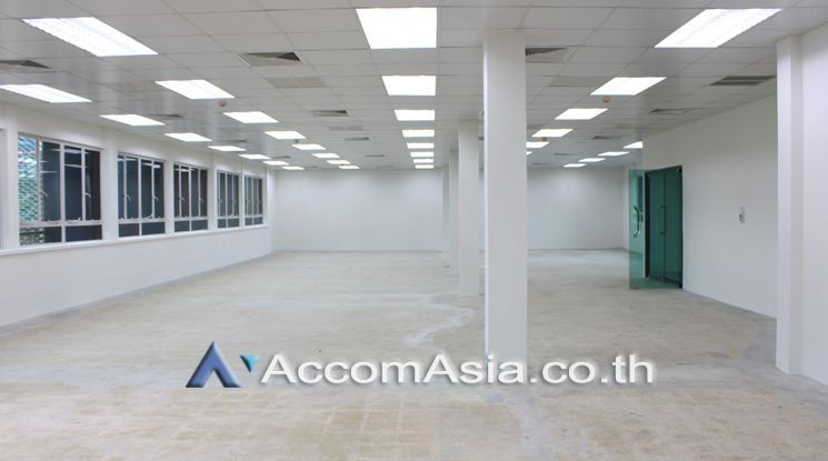 Bhiraj Tower At Sathorn Office space For Rent BTS Surasak in South Sat01
