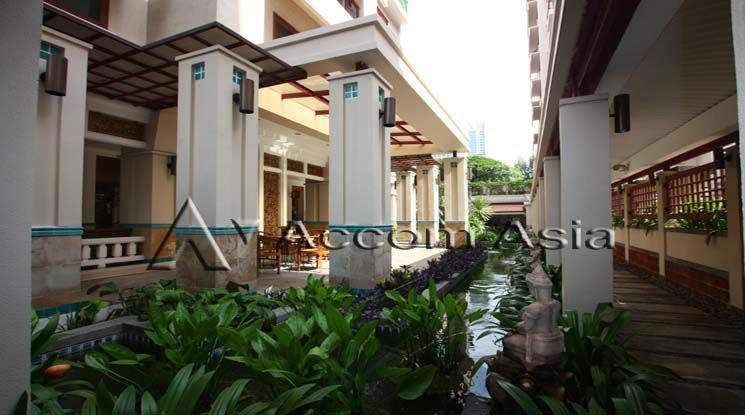 Set in Good Location Apartment  1 Bedroom For Rent BTS Ploenchit in Wi05