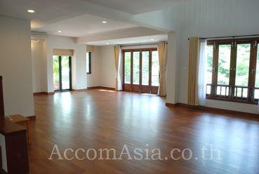 Peaceful Living in CBD Apartment  3 Bedroom For Rent BTS Phrom Phong i02