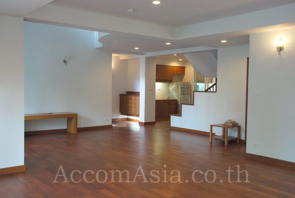 Peaceful Living in CBD Apartment  3 Bedroom For Rent BTS Phrom Phong i04