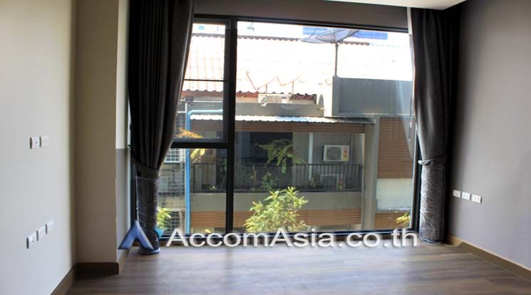 Perfect Living In Bangkok Apartment  3 Bedroom For Rent BTS Phrom Phon05